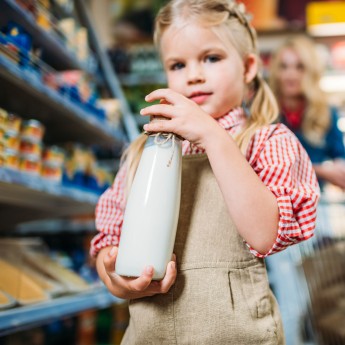 Meisje met melk voor op de camping