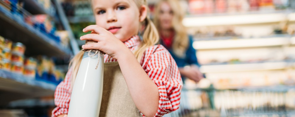 Meisje met melk voor op de camping