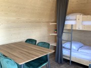Woodlodge 4 personen - Eetkamer en slaapgedeelte - Sint Maartenszee