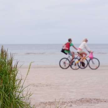 Fietsen op het strand