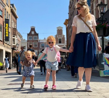 moeder met dochters shoppen - Alkmaar.jpg